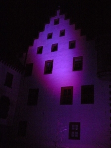 Schloß in Meiningen bei Nacht, violett angeleuchtet