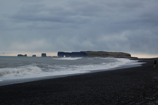 Dyrholaey mit Black Sand Beach im Vordergrund