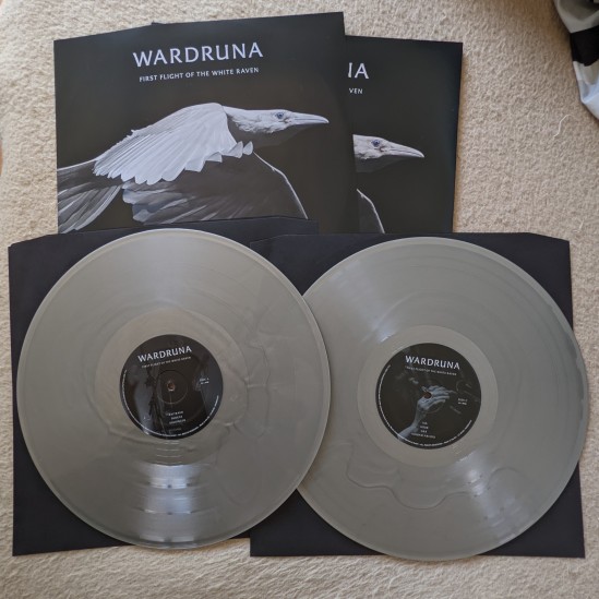 Plattencover von WARDRUNA First Flight of the White Raven und zwei Vinyl-Schallplatten in Silber
