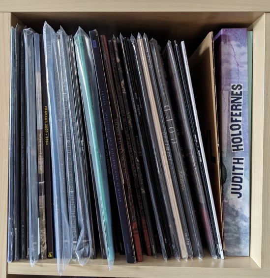 Ein Regalfach fast voll mit Vinyl-Schallplatten, teilweise in Schutzhüllen. Von links nach rechts: Musik aus Island, Skandinavien, Norwegen, Schweden, Niederlande, Frankreich, Mexiko, Japan und Deutschland