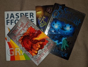 Bücher von Jasper Fforde Grau - The Last Dragonslayer - The Song of the Quarkbeast und The Eye of Zoltar