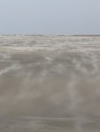 Sandstrand mit Sand, der vom Wind vor sich hergeweht wird