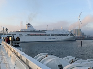 Blick auf ein Schiff der Holland-Norwegen-Linie